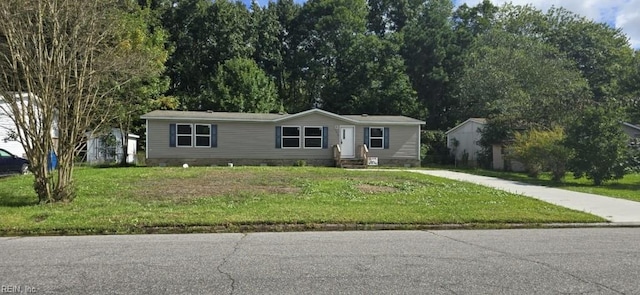 manufactured / mobile home featuring a front yard