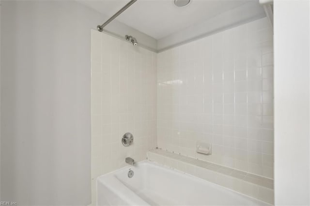 bathroom featuring tiled shower / bath combo