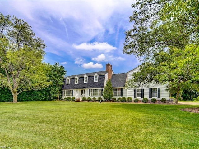 view of front of property featuring a front lawn