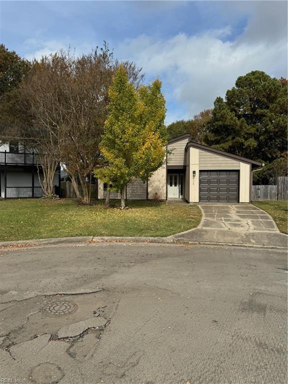 view of front of house featuring a front lawn