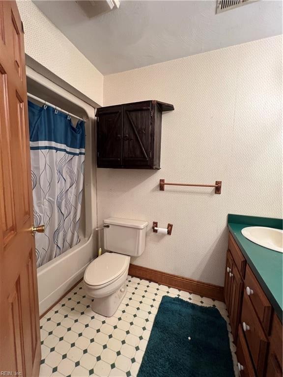 full bathroom featuring shower / tub combo with curtain, vanity, and toilet