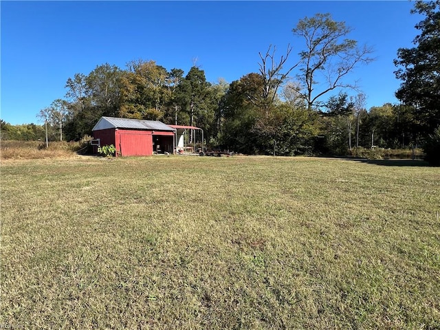 view of yard with an outbuilding