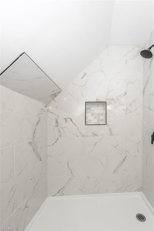 bathroom featuring a tile shower