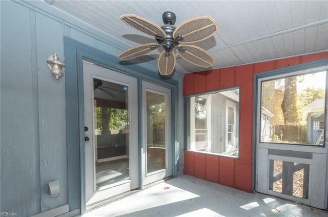 sunroom / solarium featuring ceiling fan