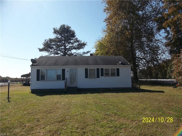 view of front of house featuring a front lawn