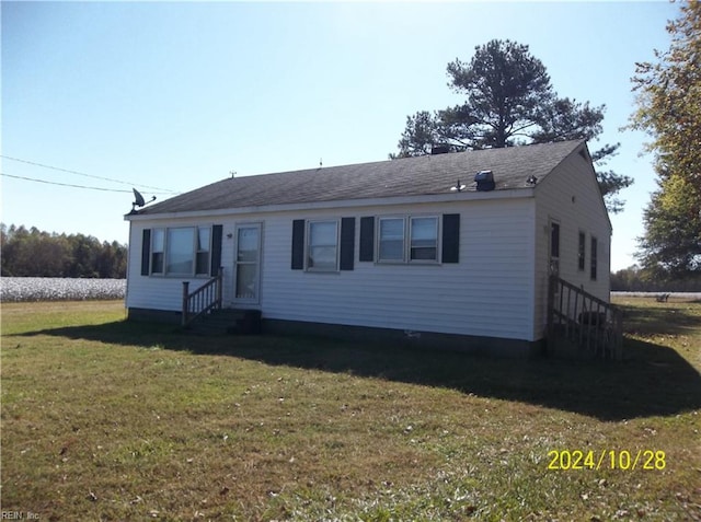 view of front of home with a front lawn