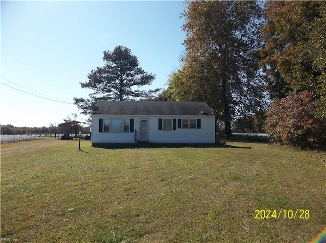 view of front of property featuring a front yard