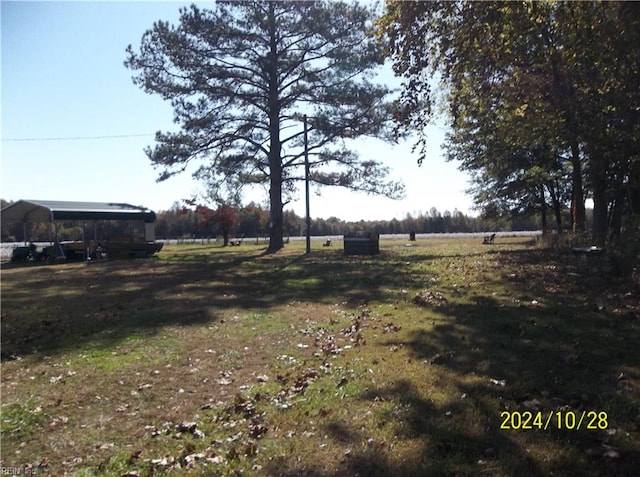 view of yard featuring a rural view