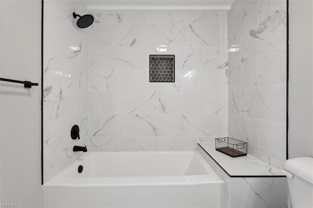 bathroom with tiled shower / bath and toilet