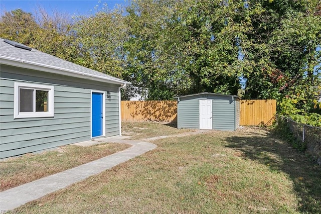 view of yard with a storage shed