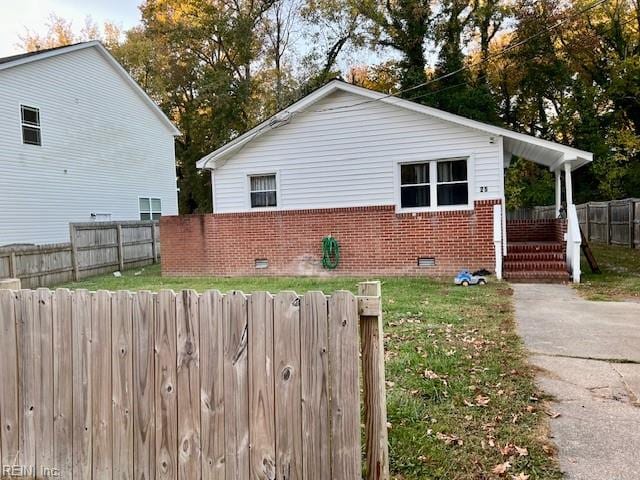 view of side of property featuring a lawn