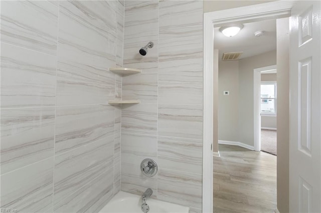 bathroom with tiled shower / bath combo