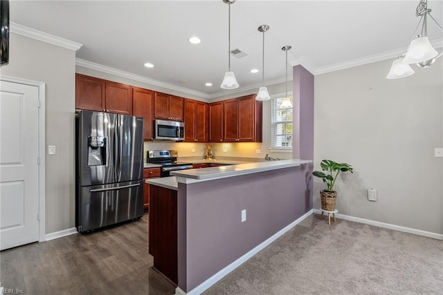 kitchen with pendant lighting, kitchen peninsula, appliances with stainless steel finishes, and ornamental molding