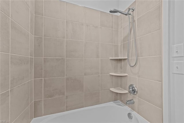 bathroom with tiled shower / bath