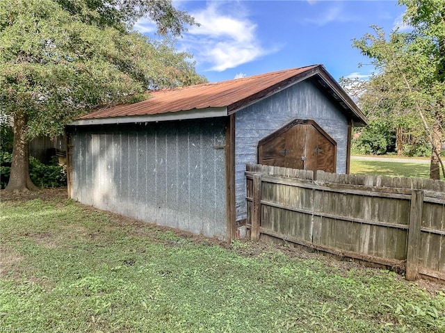 view of outbuilding with a yard