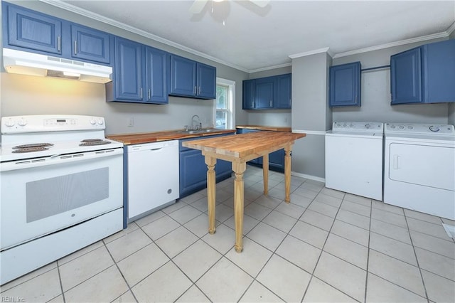 kitchen featuring separate washer and dryer, sink, blue cabinetry, ornamental molding, and white appliances