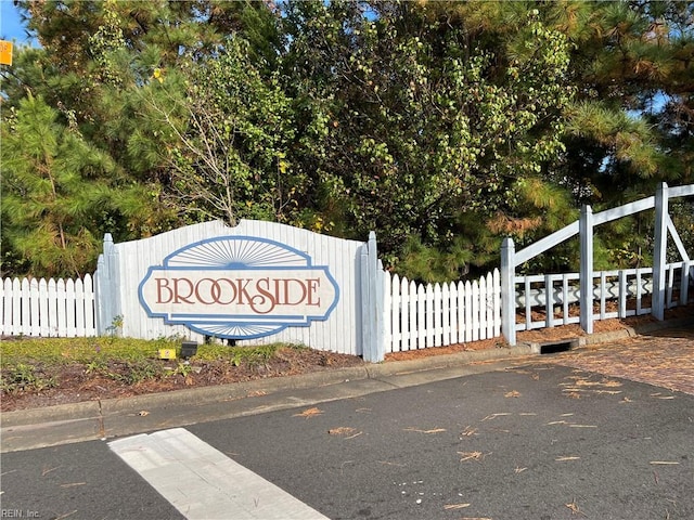 view of community / neighborhood sign