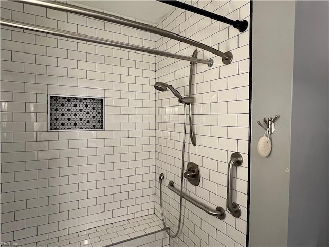 bathroom featuring tiled shower