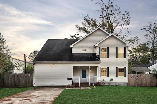 view of front facade featuring a porch and a yard