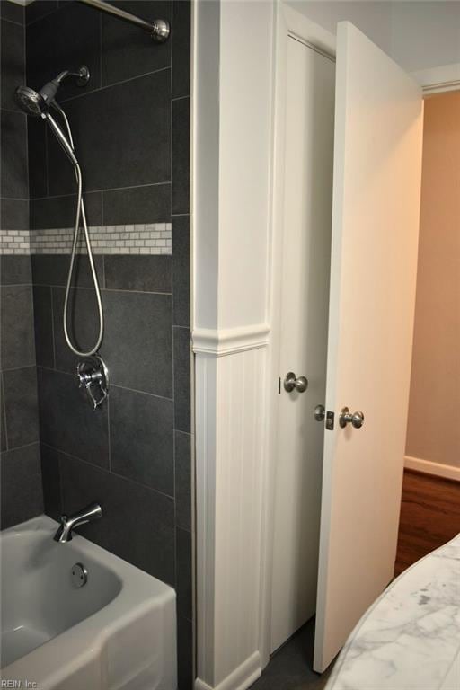 bathroom with tiled shower / bath combo