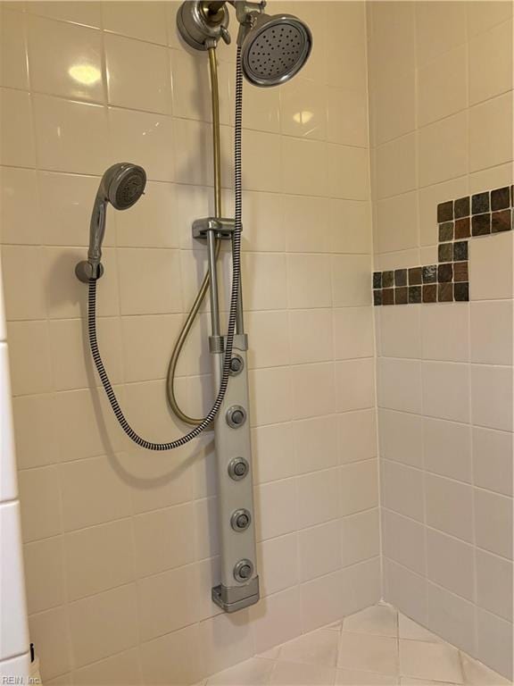 details featuring tiled shower