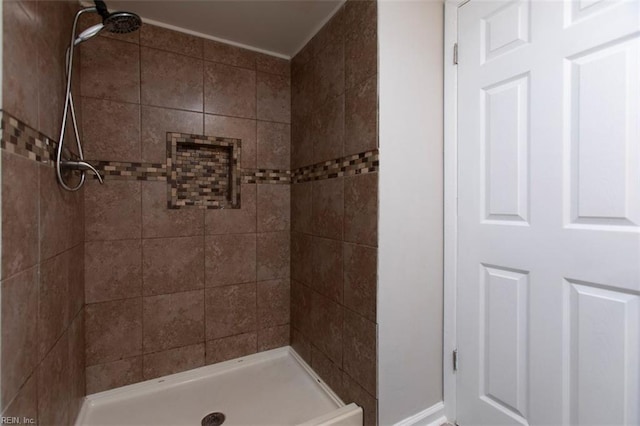 bathroom featuring a tile shower