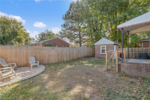 view of yard featuring a storage unit