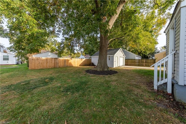 view of yard with an outbuilding