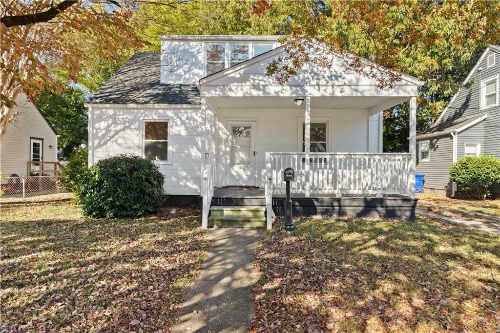 view of front of property featuring covered porch and a front yard