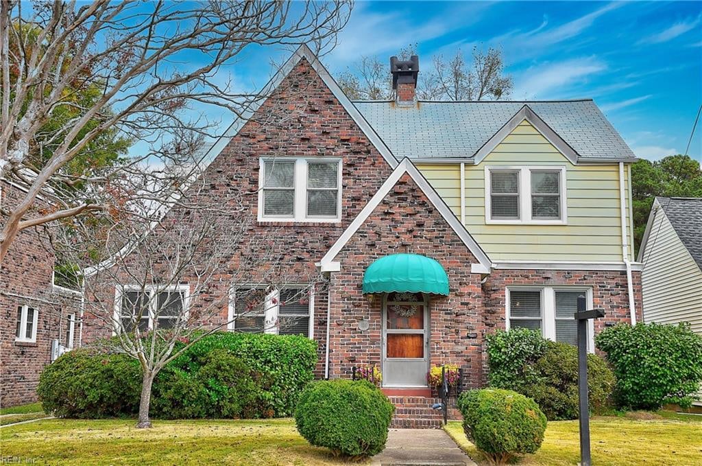 tudor house featuring a front yard