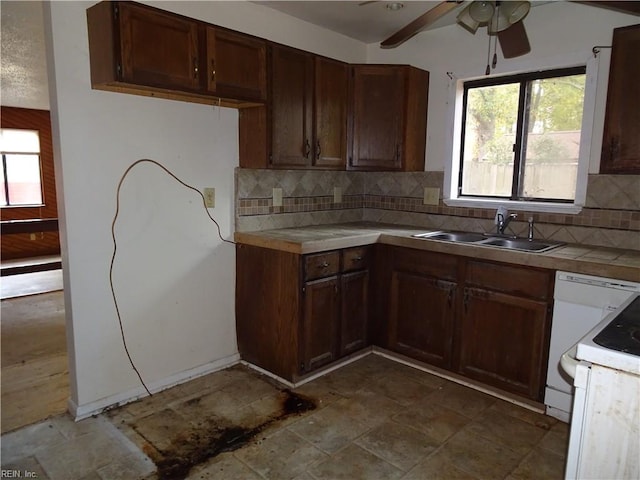 kitchen with sink, ceiling fan, backsplash, white range with electric cooktop, and dark brown cabinets