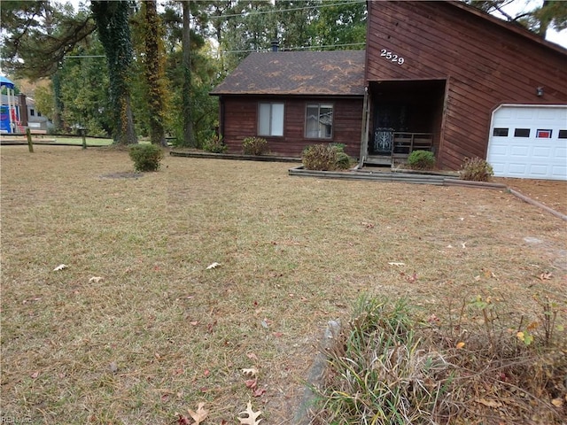 view of front of property featuring a front lawn