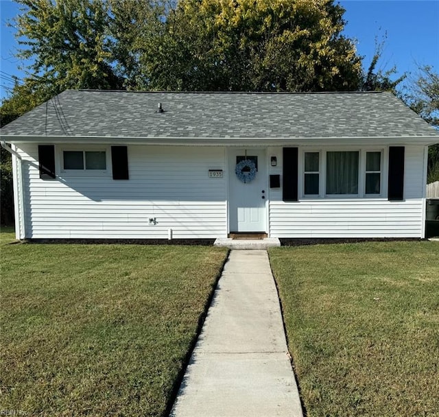 view of front of property featuring a front yard