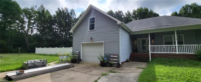 view of front of property featuring a front yard and covered porch