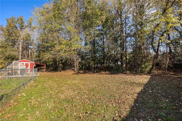 view of yard with an outdoor structure