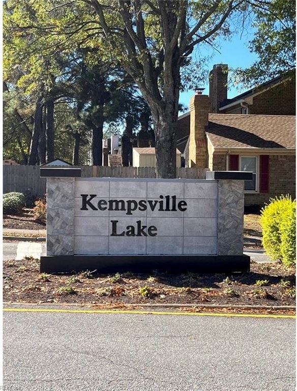 view of community / neighborhood sign