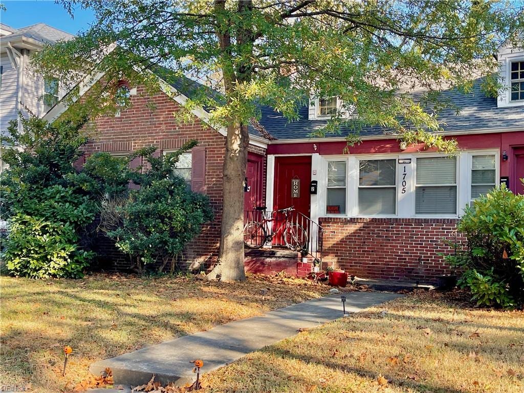 view of front of home with a front yard