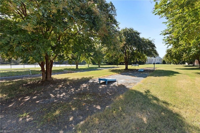 view of property's community featuring a lawn