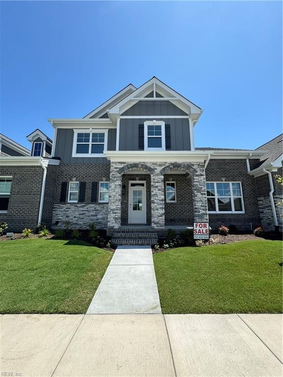 craftsman-style house featuring a front yard