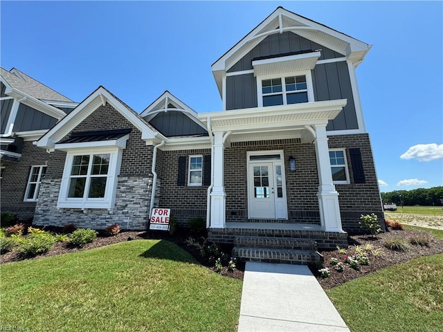 craftsman inspired home featuring a front yard