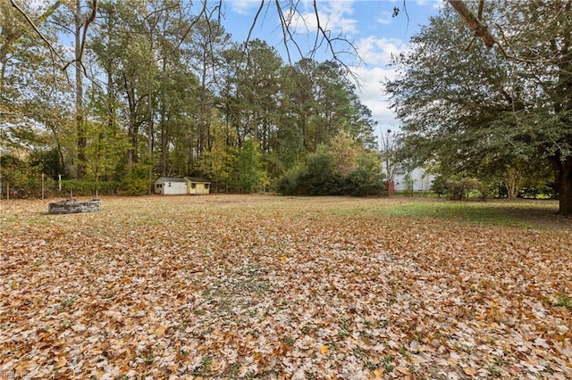 view of yard featuring a storage shed