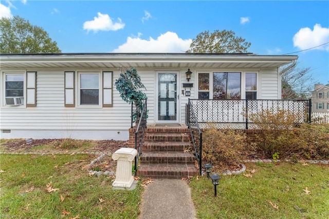 view of front of house featuring a front lawn