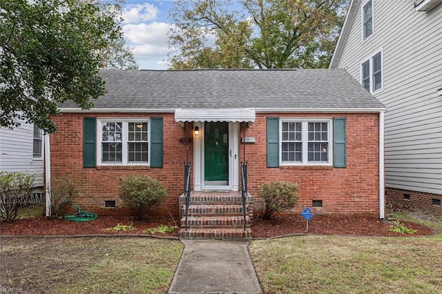 view of front of house featuring a front lawn