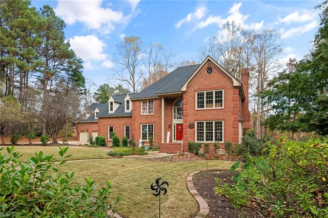 view of front of property featuring a front yard