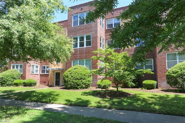 multi unit property featuring a front yard