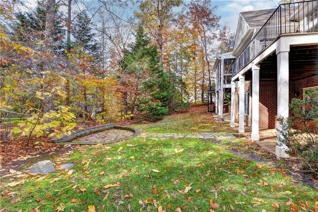 view of yard with a balcony