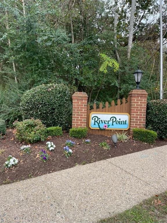 view of community / neighborhood sign