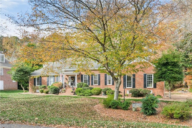 view of front of property featuring a front yard