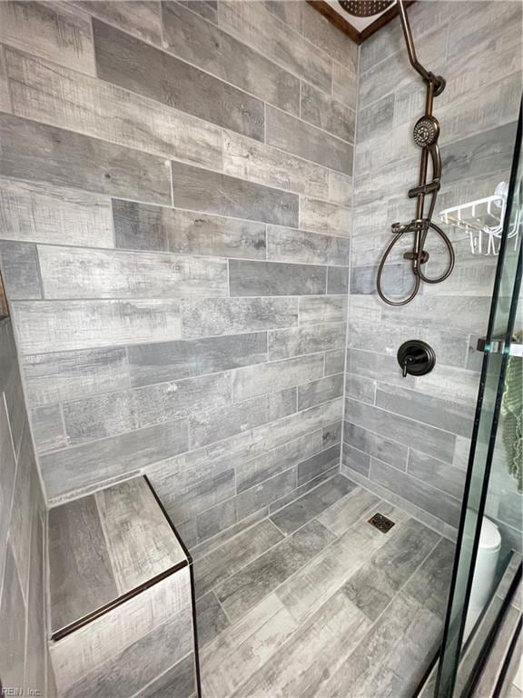 bathroom featuring tiled shower