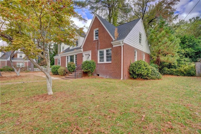 view of front of property featuring a front lawn